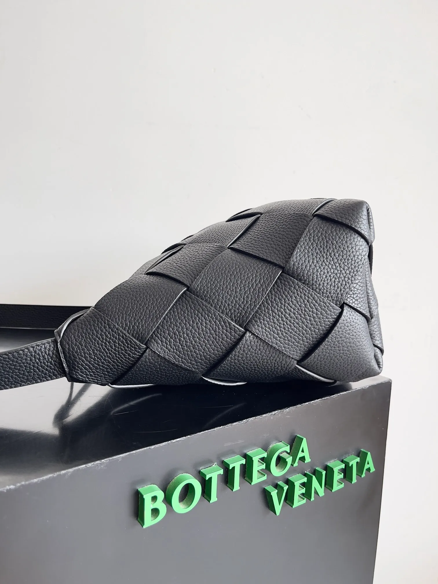Batch 2120 BOTTEGA VENETA's new Diago Hobo Bag is made of grained cowhide. The inner canvas is lighter and is the first choice for men's relaxed style. Spanish calfskin retains the natural texture of the leather and is durable. It has a grainy texture and is more masculine. The capacity is super large, which is enough for commuting to work. Crossbody bag is a must-have for large bag lovers and is a practical must-have for commuting. Style number: 7295125 Size: 39*24*16cm